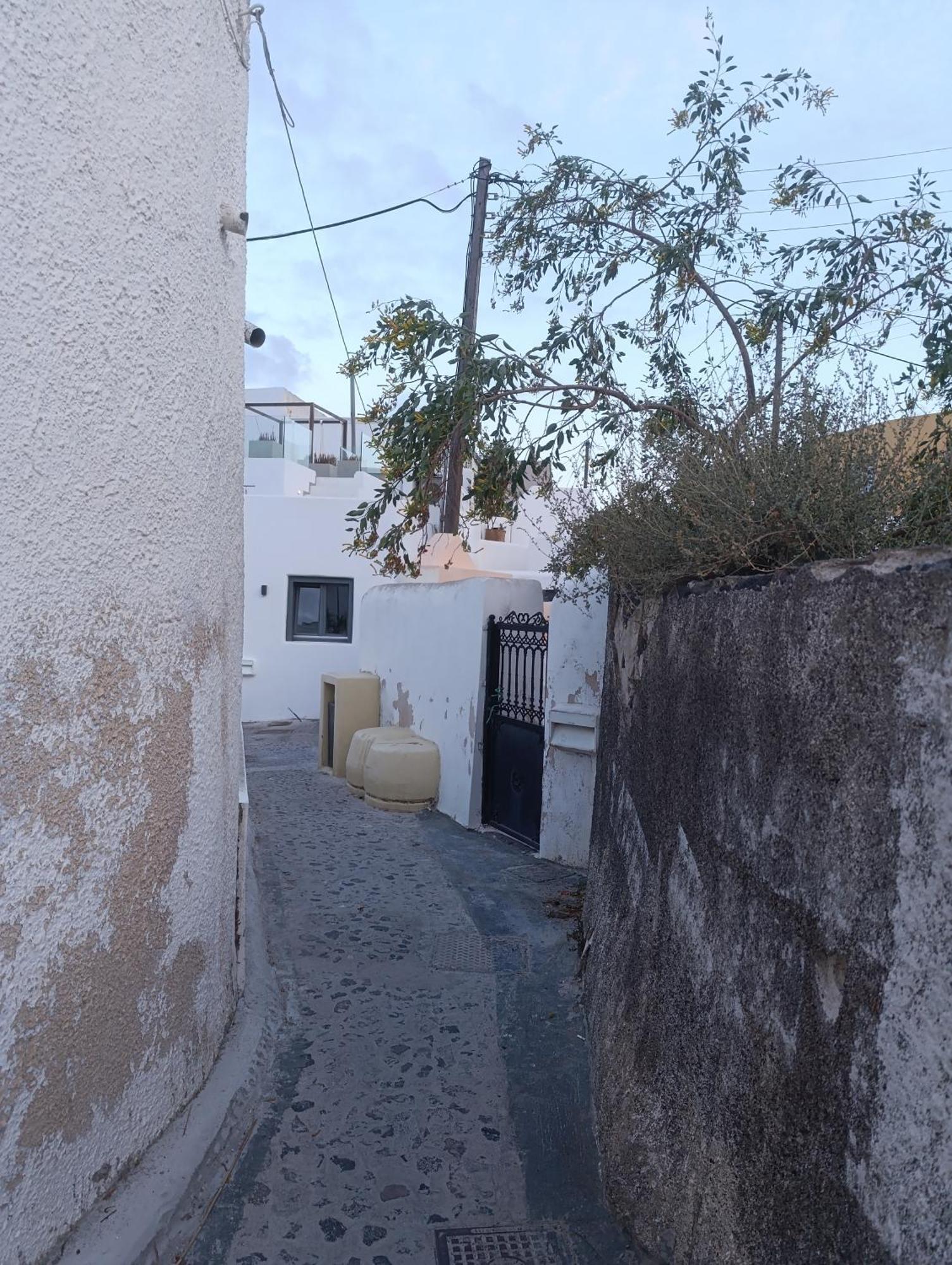 Cycladic Center Cave Rooms Fira  Exterior photo